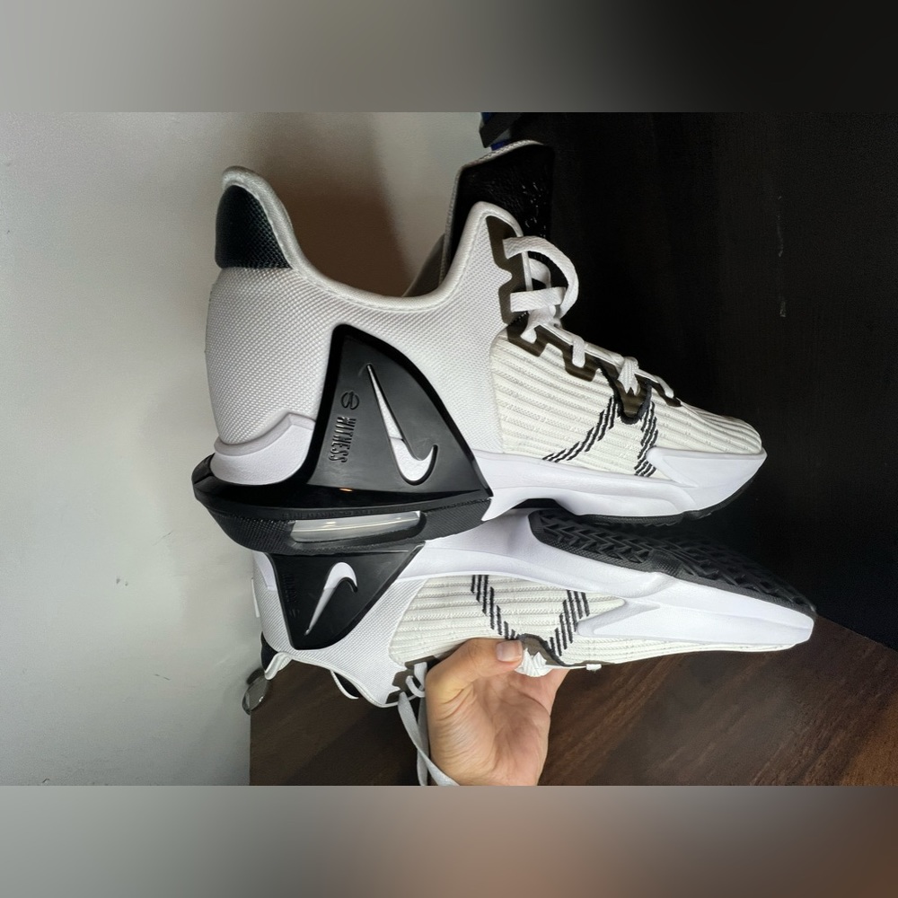 Nike LeBron Witness 6 TB basketball shoe 